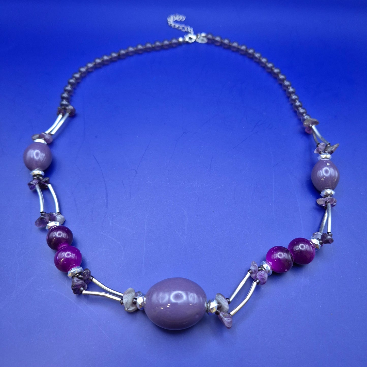 Lila Statement Kette mit Edelsteinoptik und Silberfarbenen Akzenten