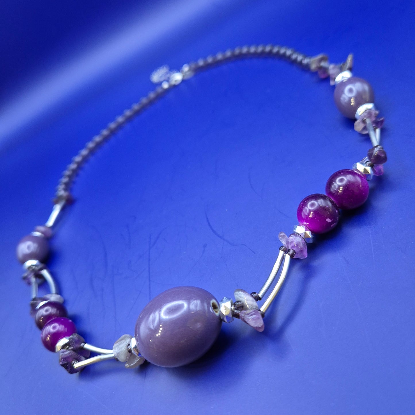 Lila Statement Kette mit Edelsteinoptik und Silberfarbenen Akzenten