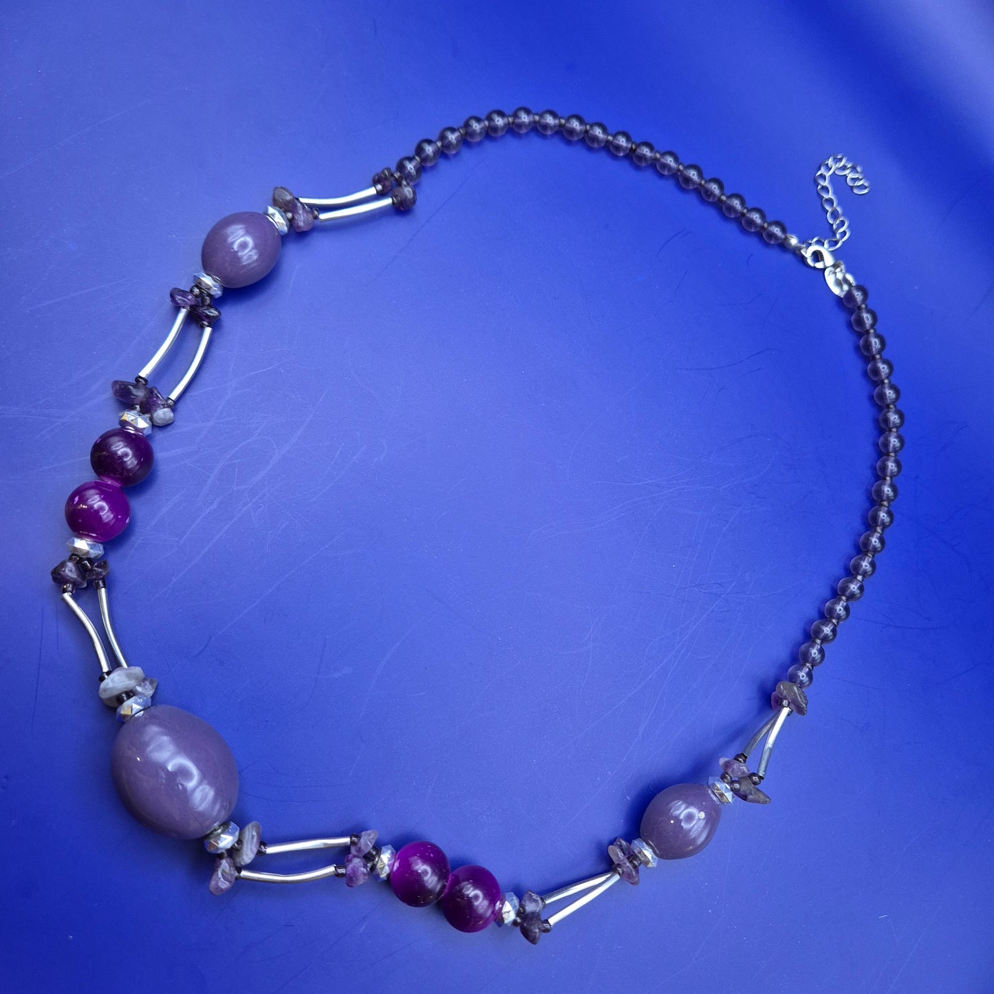 Lila Statement Kette mit Edelsteinoptik und Silberfarbenen Akzenten