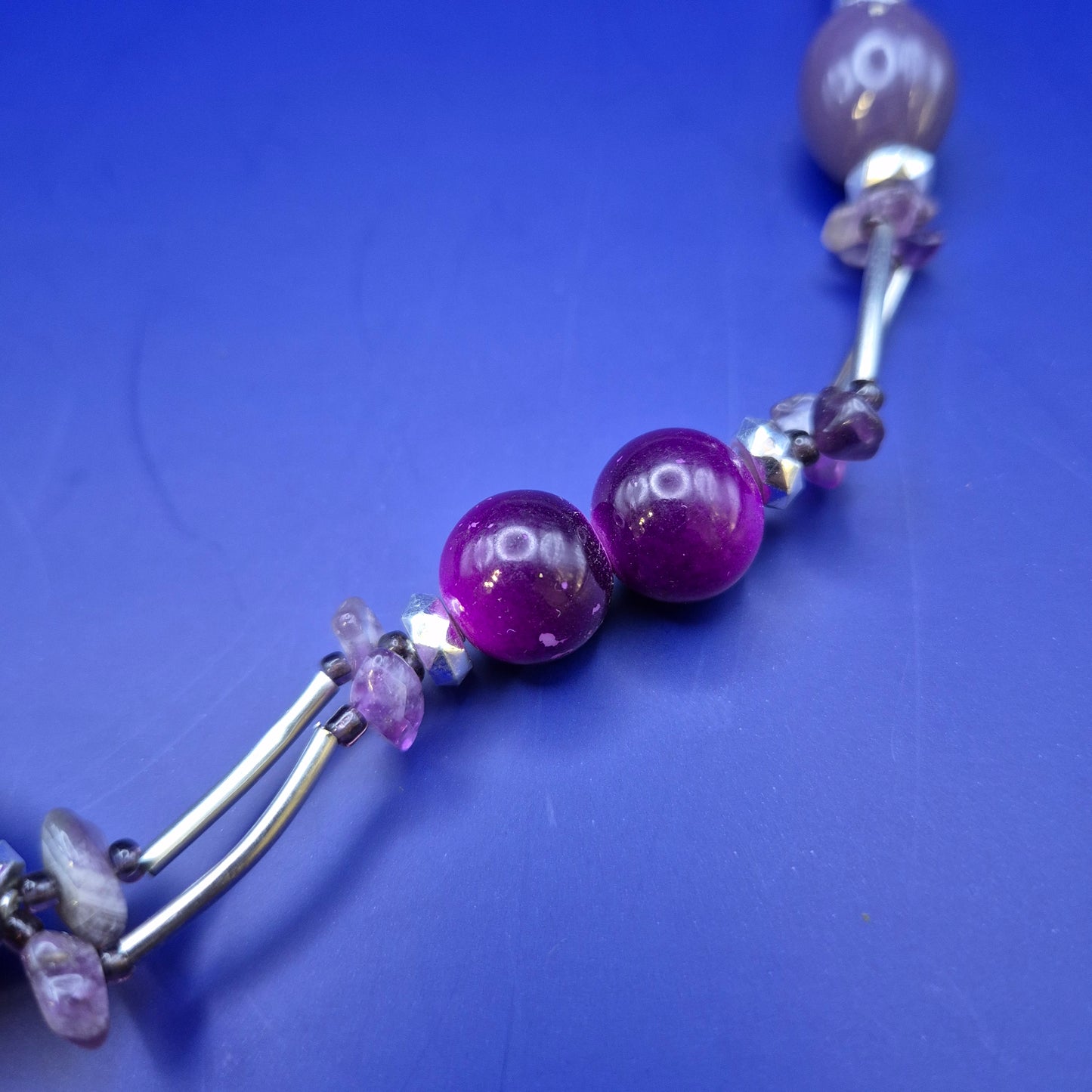 Lila Statement Kette mit Edelsteinoptik und Silberfarbenen Akzenten