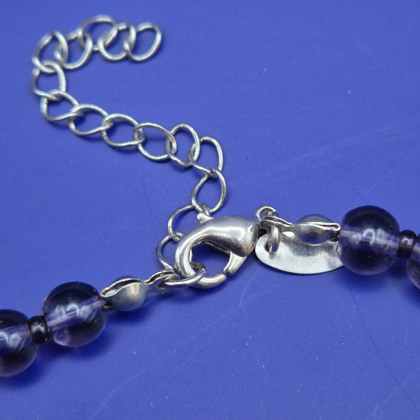 Lila Statement Kette mit Edelsteinoptik und Silberfarbenen Akzenten