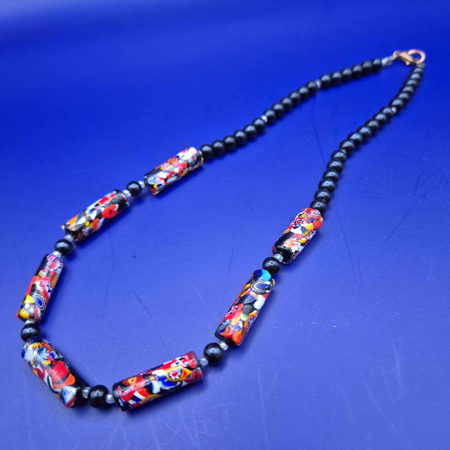 Vintage Millefiori Glas Perlenkette mit schwarzen Glasperlen