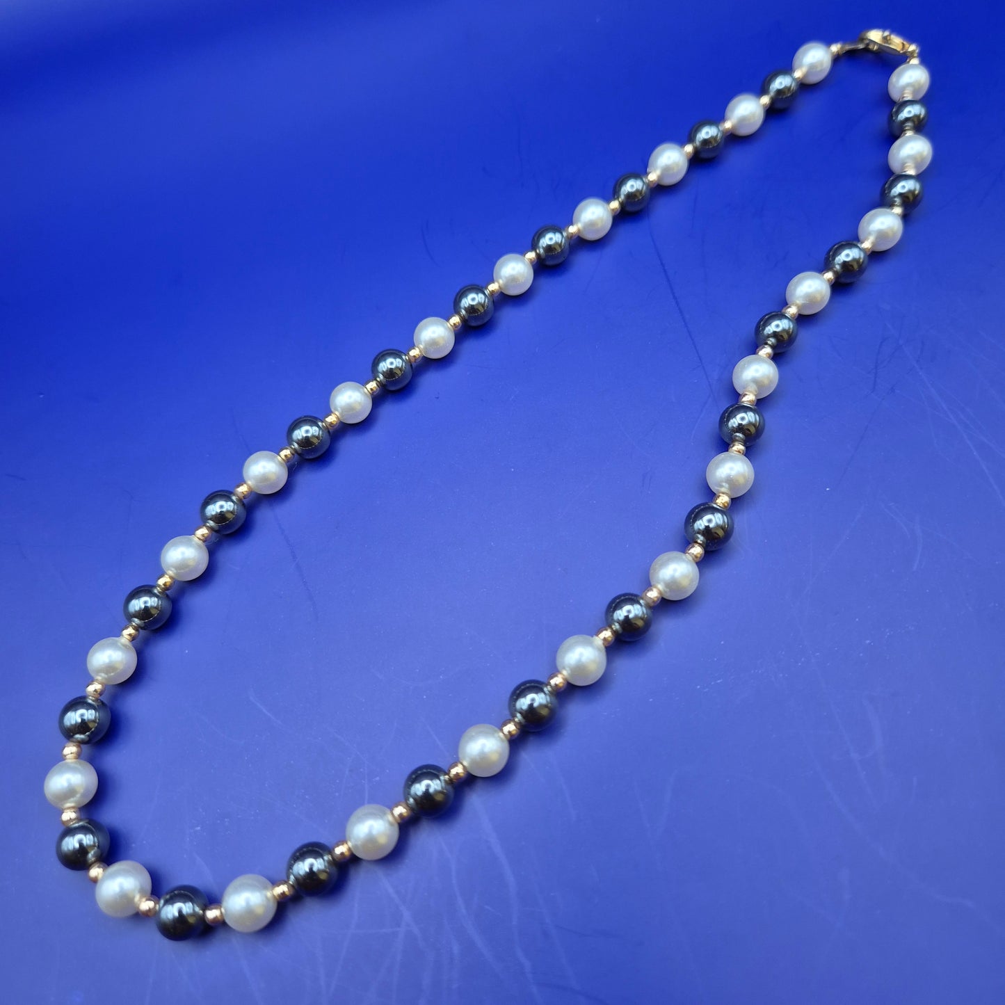 Elegante Perlenkette mit Hämatit-Elementen