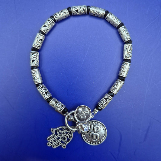 Silberfarbenes Armband mit Hamsa und Om Charm Anhängern