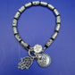Silberfarbenes Armband mit Hamsa und Om Charm Anhängern