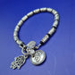 Silberfarbenes Armband mit Hamsa und Om Charm Anhängern