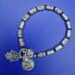 Silberfarbenes Armband mit Hamsa und Om Charm Anhängern