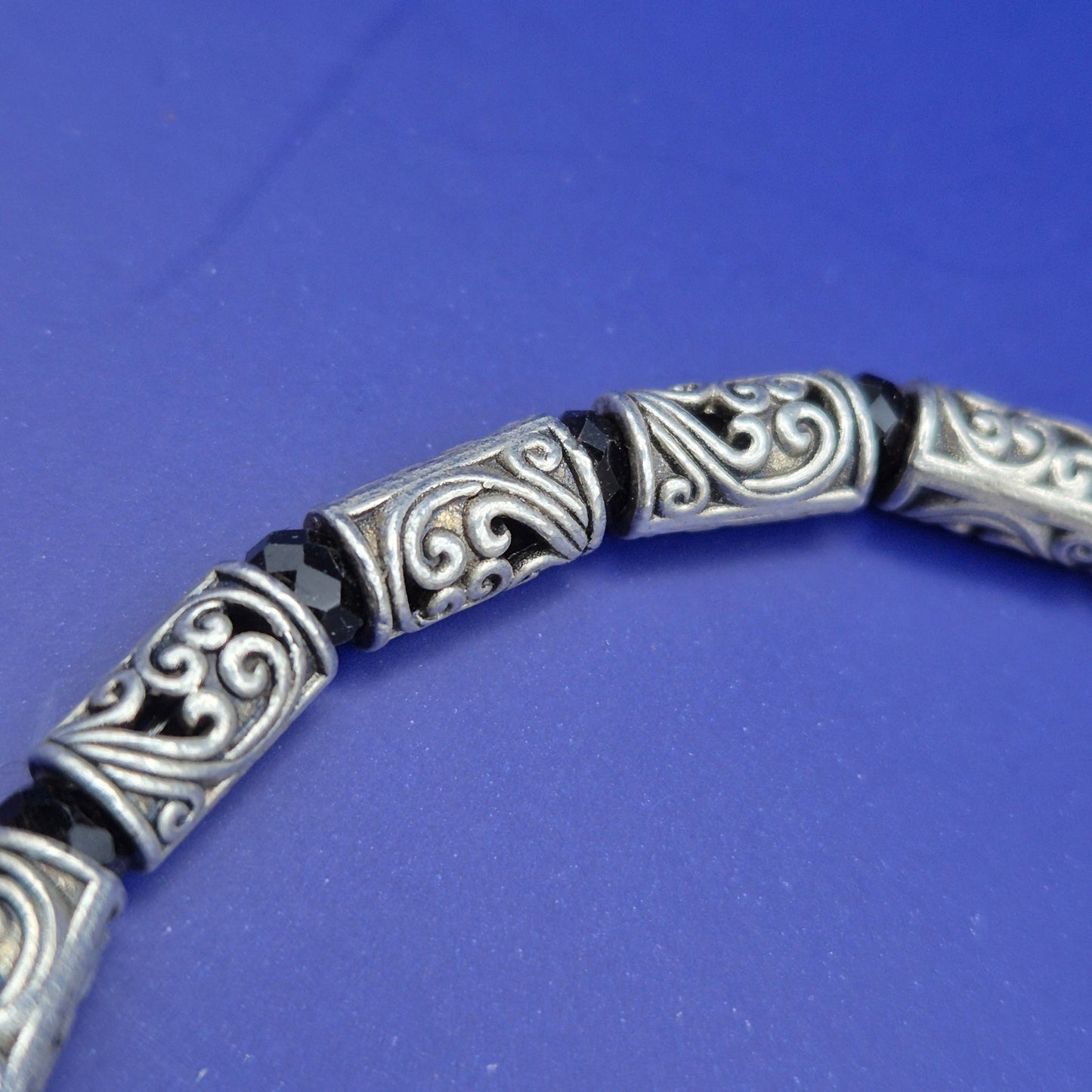 Silberfarbenes Armband mit Hamsa und Om Charm Anhängern