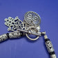 Silberfarbenes Armband mit Hamsa und Om Charm Anhängern