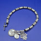 Silberfarbenes Armband mit Hamsa und Om Charm Anhängern