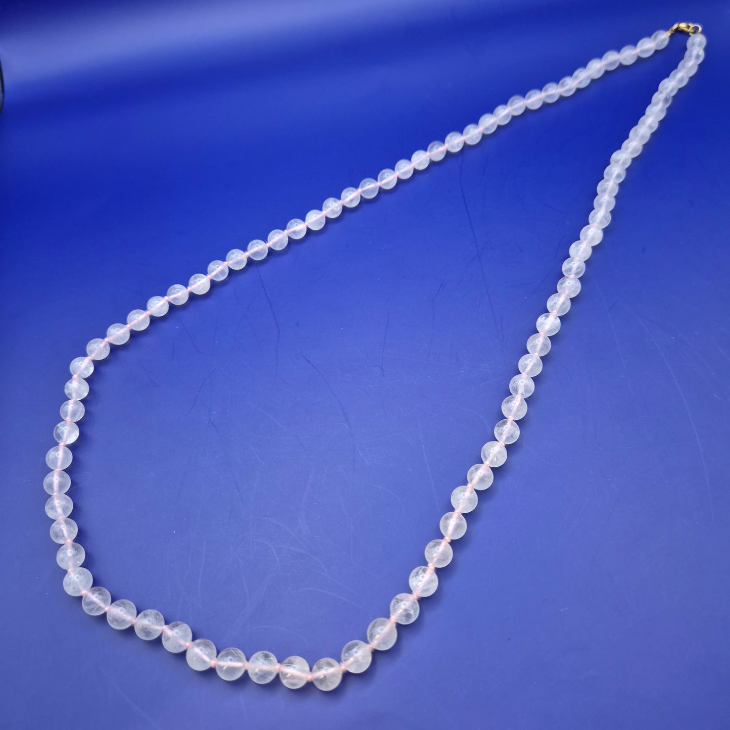 Elegante Rosenquarz Perlenkette mit Goldverschluss