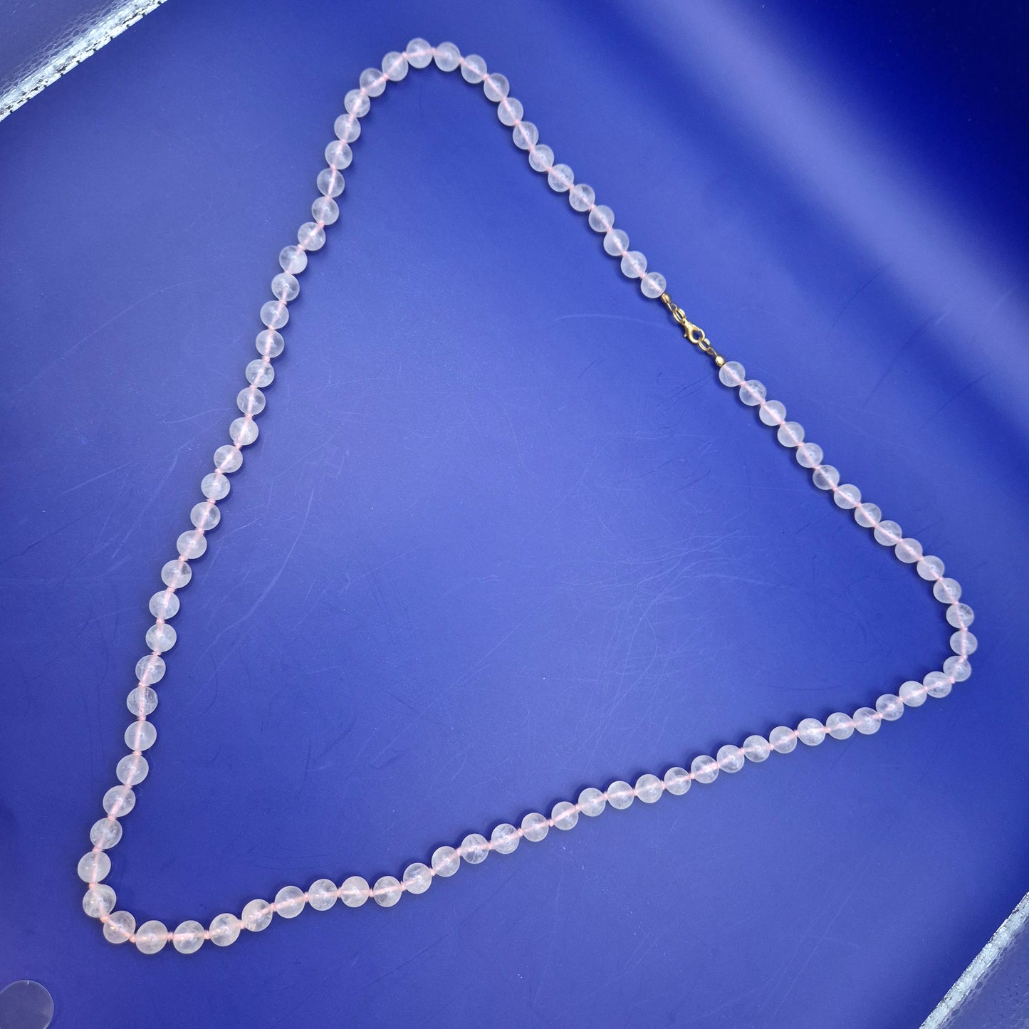 Elegante Rosenquarz Perlenkette mit Goldverschluss