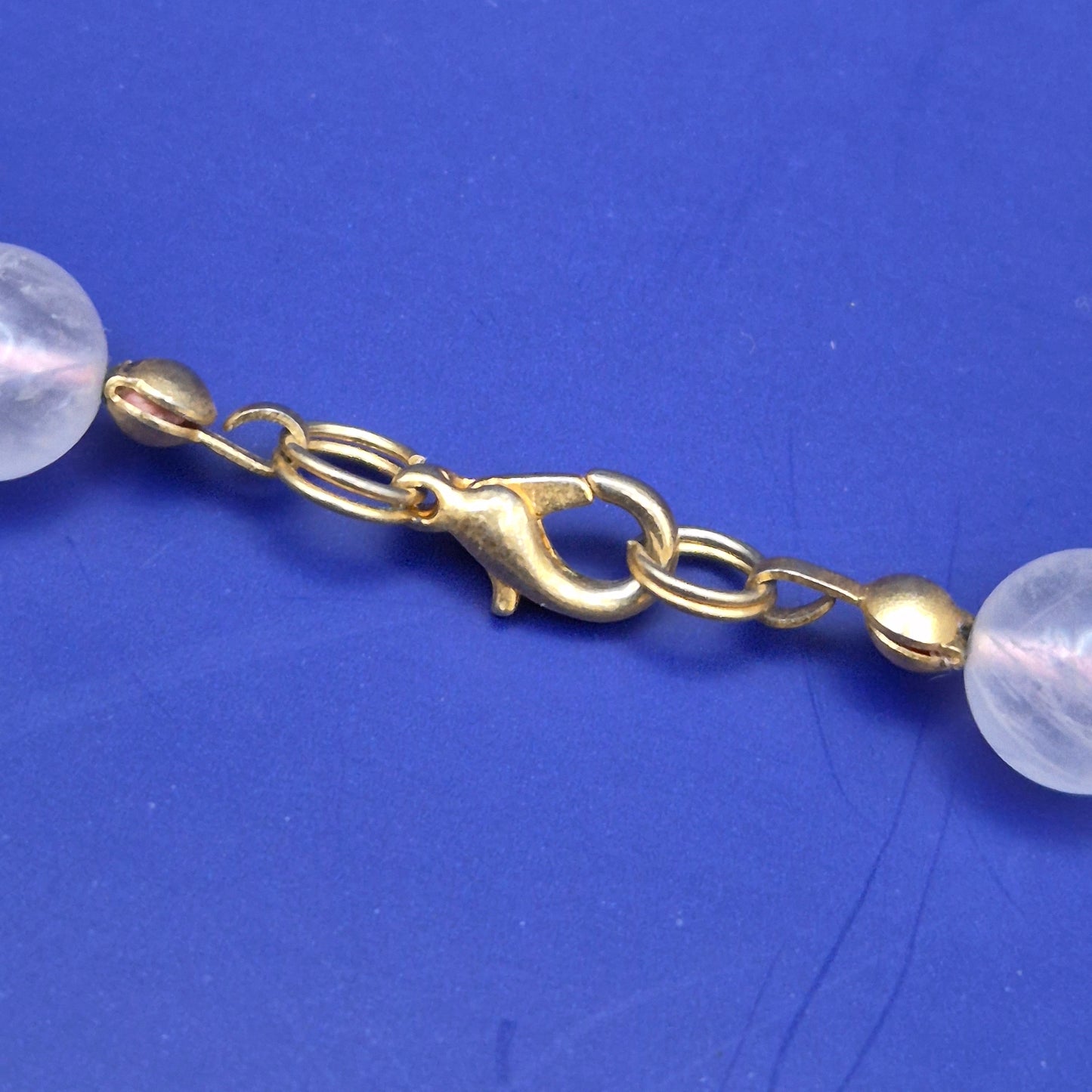 Elegante Rosenquarz Perlenkette mit Goldverschluss
