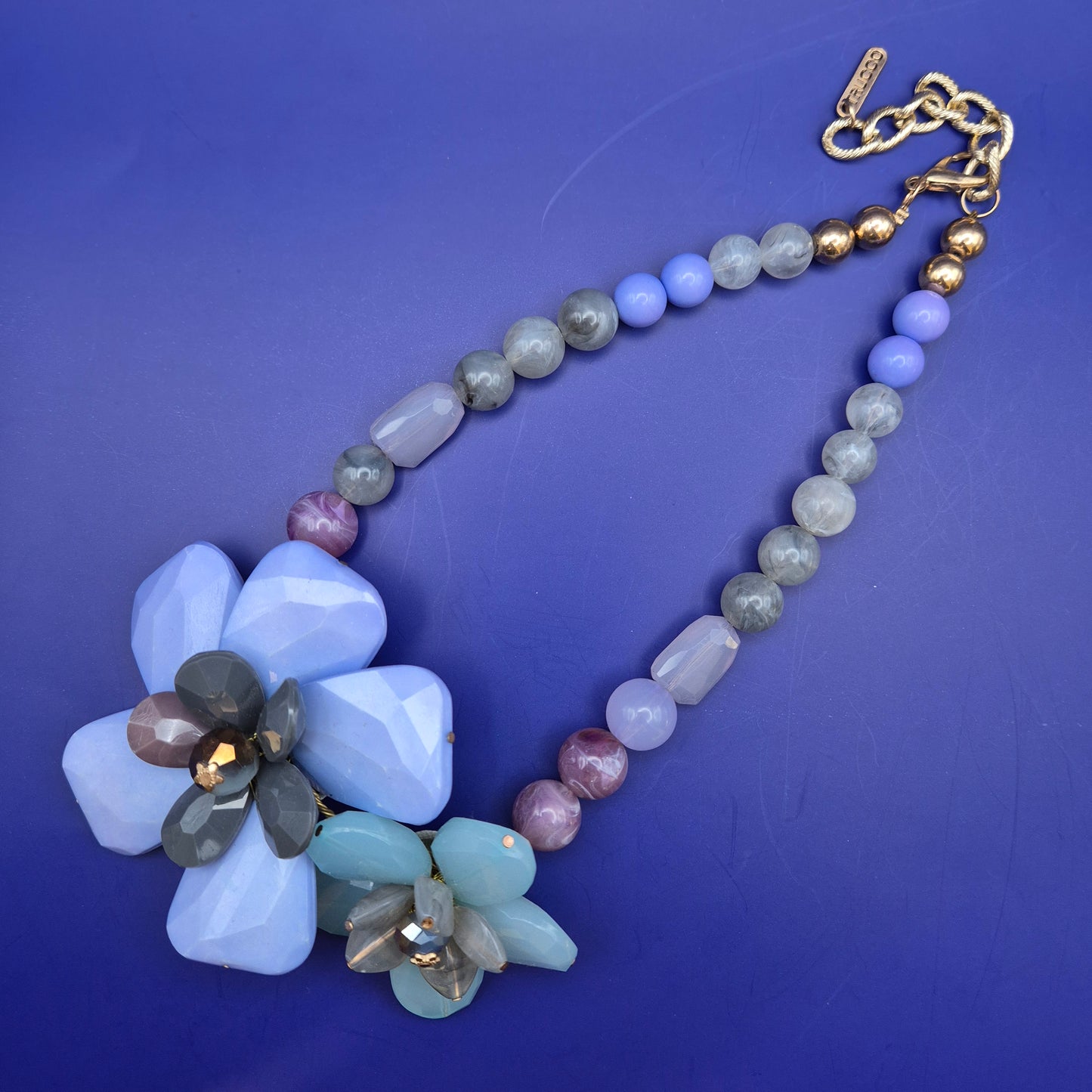 Florale Designer Statement Kette in Pastelltönen