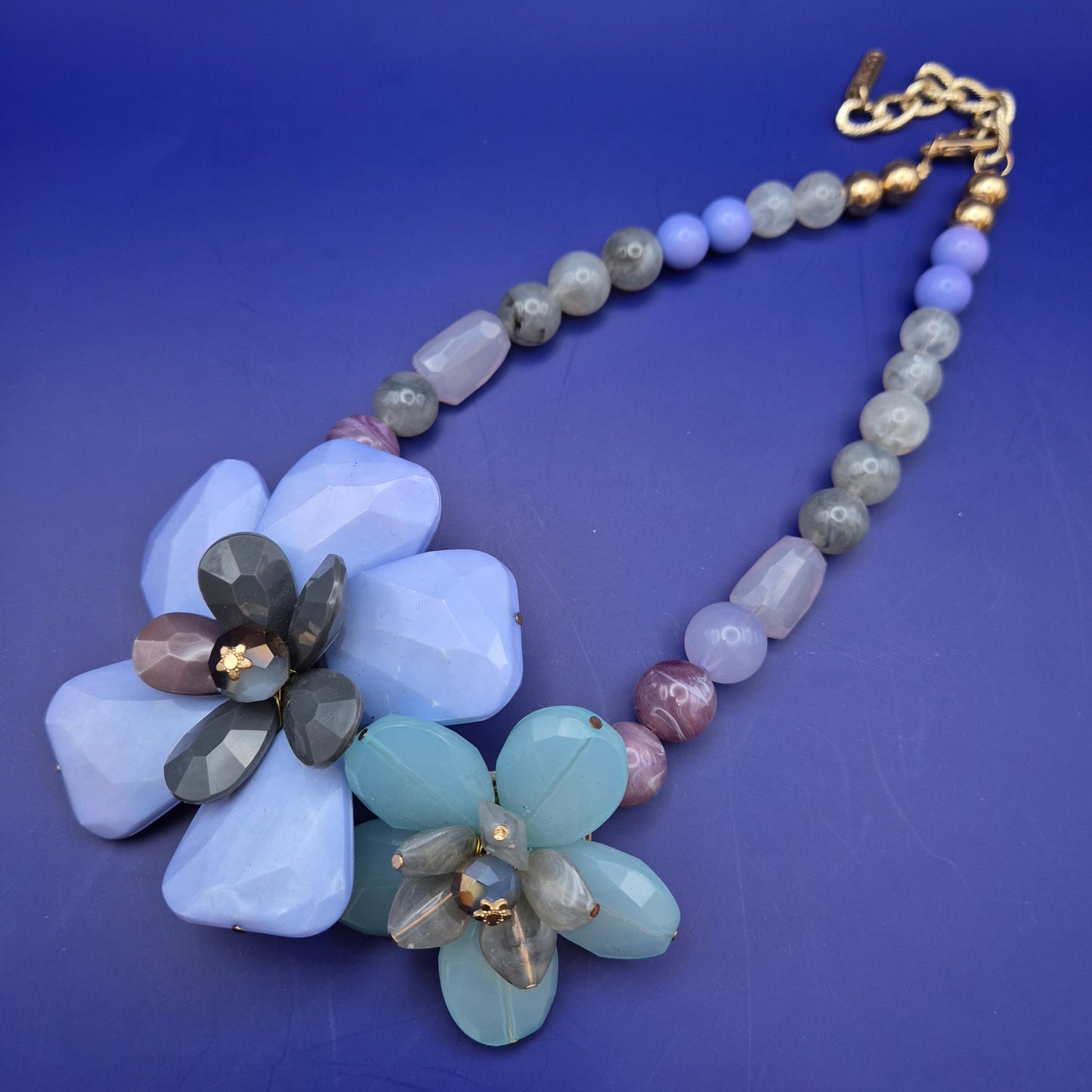 Florale Designer Statement Kette in Pastelltönen
