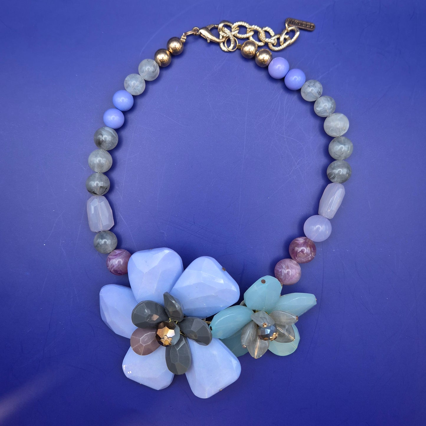 Florale Designer Statement Kette in Pastelltönen