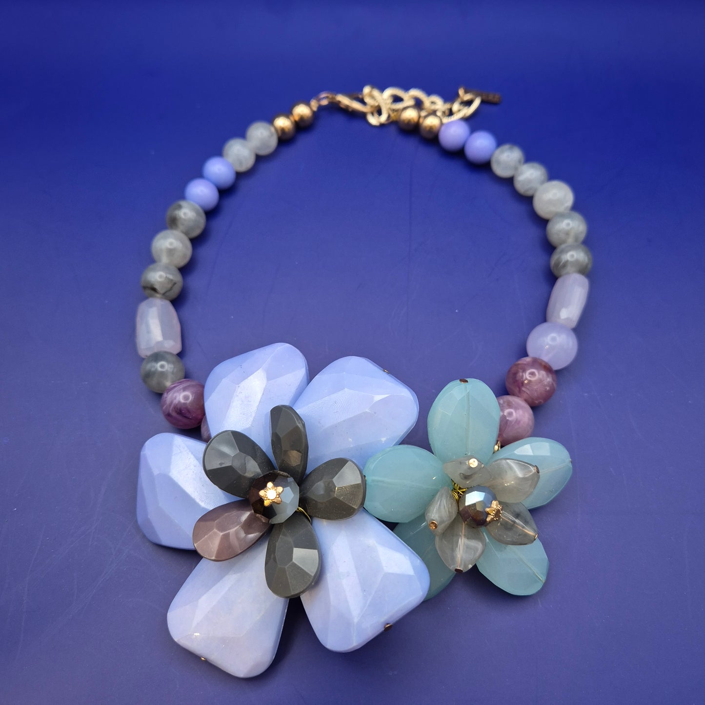 Florale Designer Statement Kette in Pastelltönen