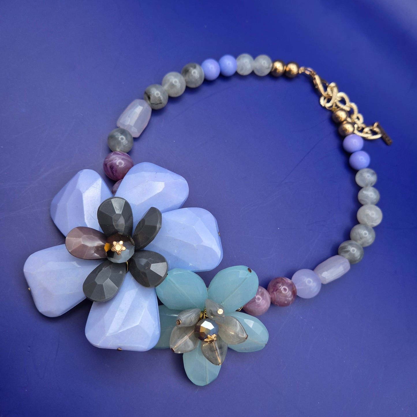 Florale Designer Statement Kette in Pastelltönen