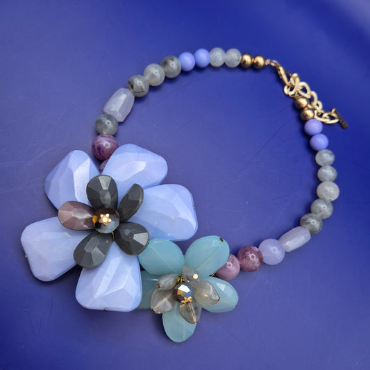 Florale Designer Statement Kette in Pastelltönen