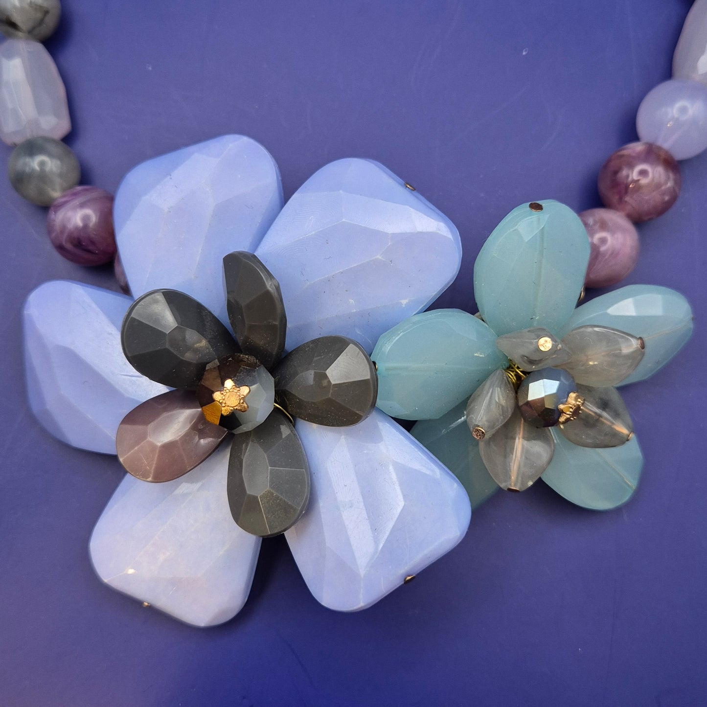 Florale Designer Statement Kette in Pastelltönen