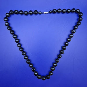 Klassische schwarze Perlenkette mit Verlauf