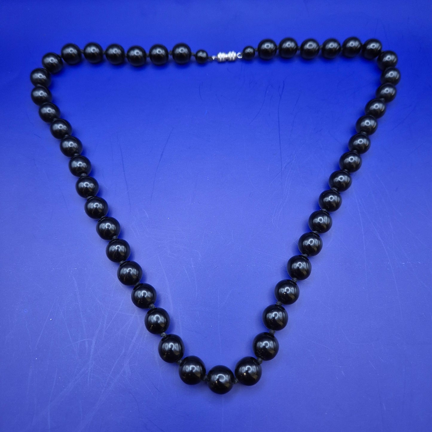 Klassische schwarze Perlenkette mit Verlauf