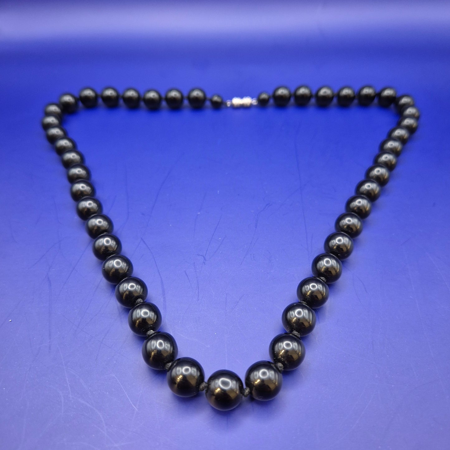 Klassische schwarze Perlenkette mit Verlauf
