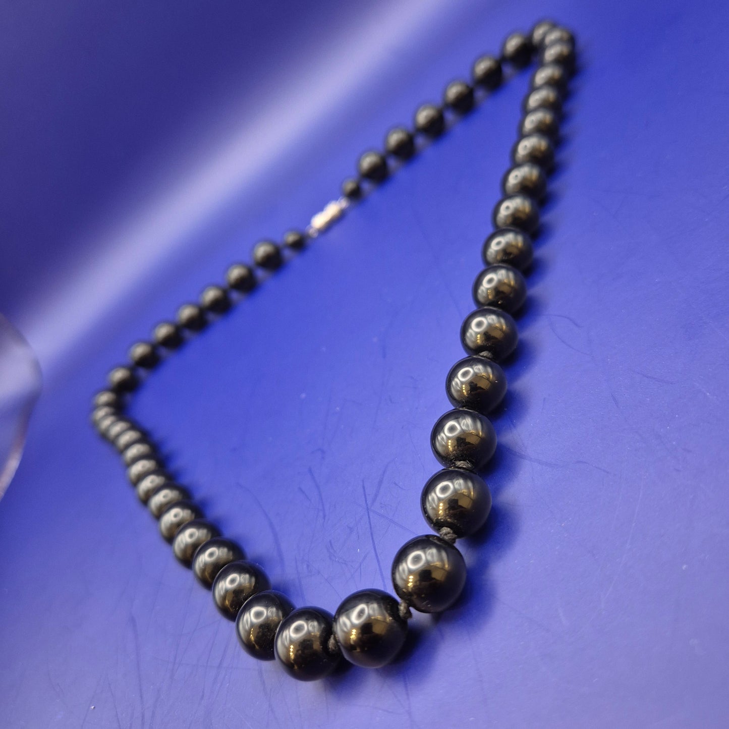 Klassische schwarze Perlenkette mit Verlauf