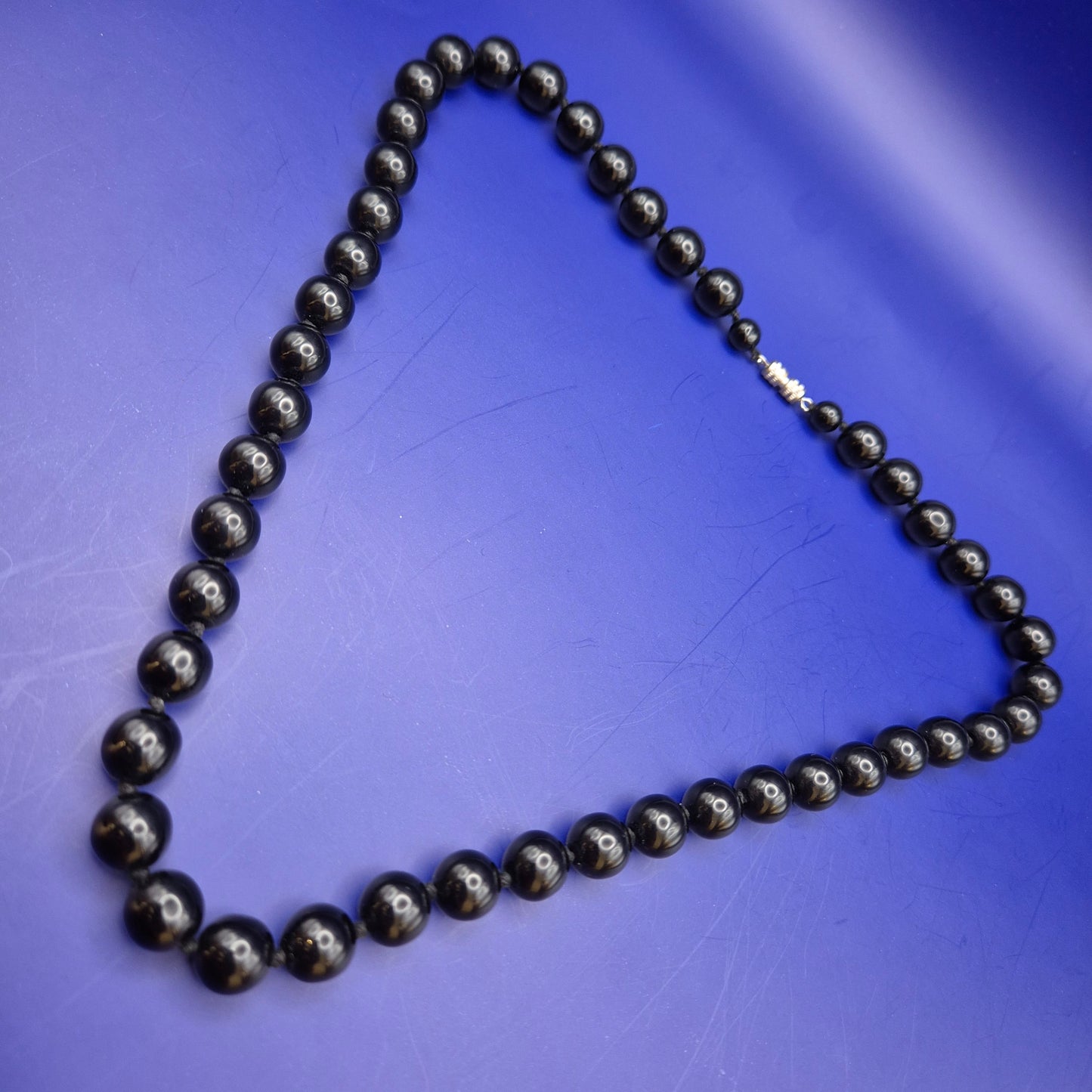 Klassische schwarze Perlenkette mit Verlauf