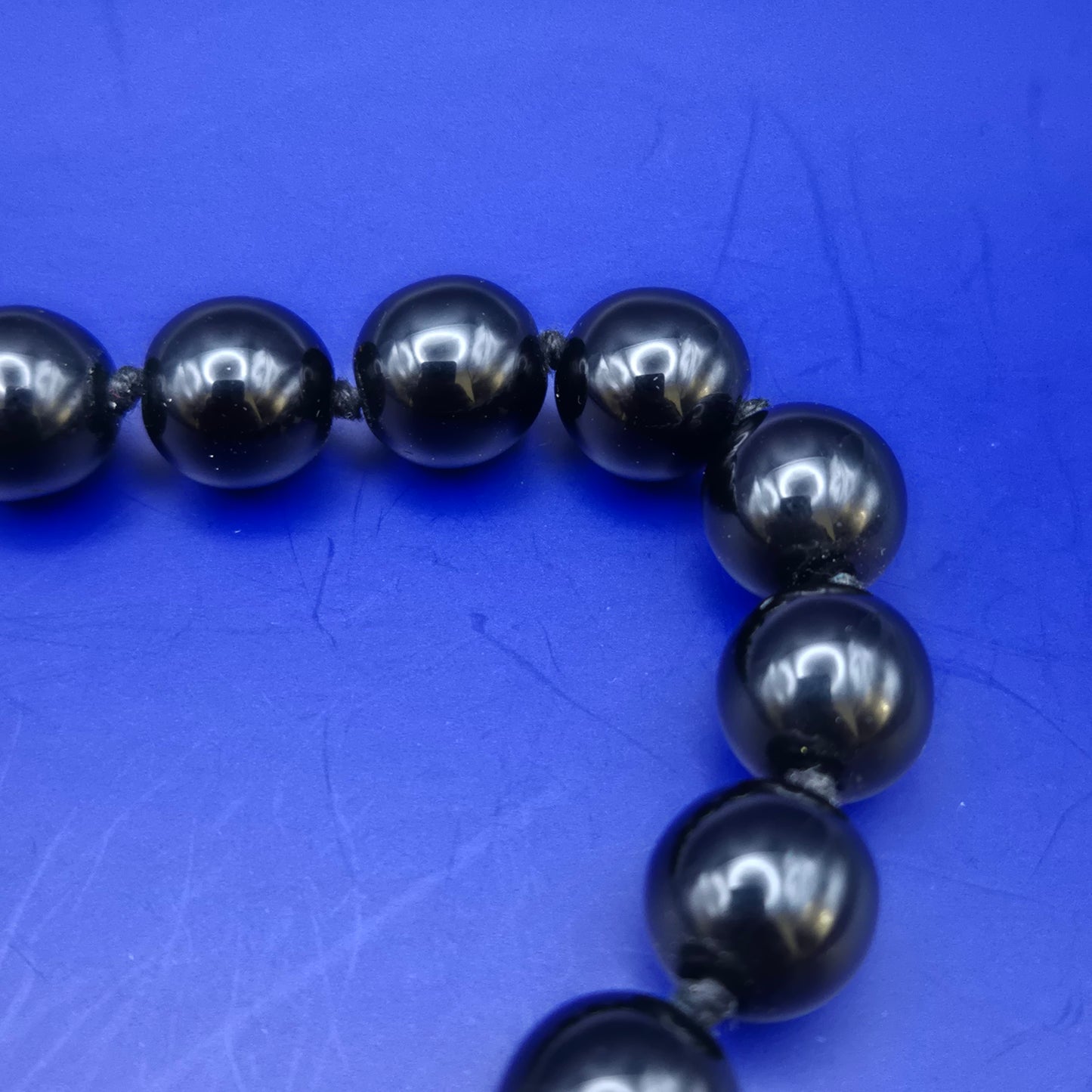 Klassische schwarze Perlenkette mit Verlauf