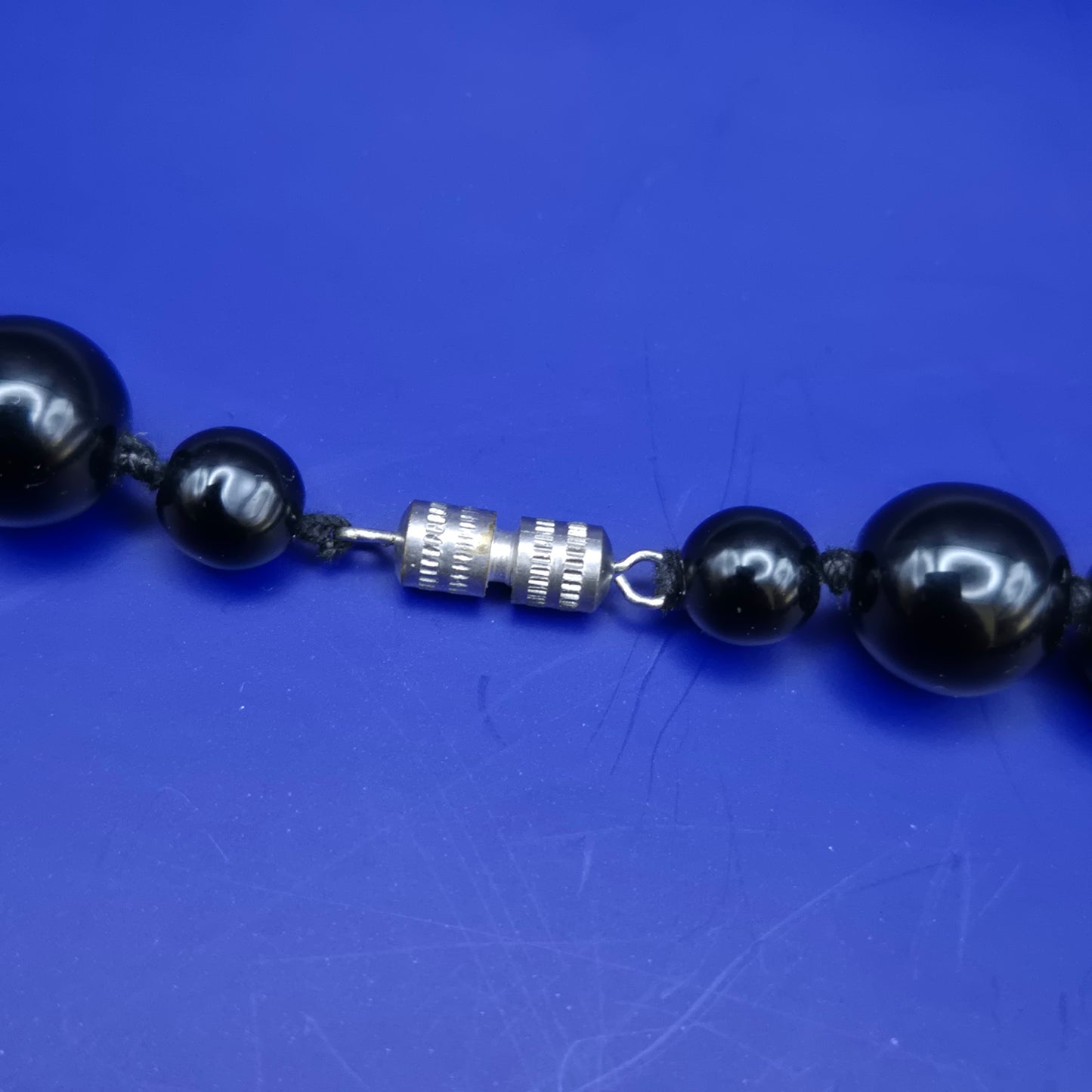 Klassische schwarze Perlenkette mit Verlauf