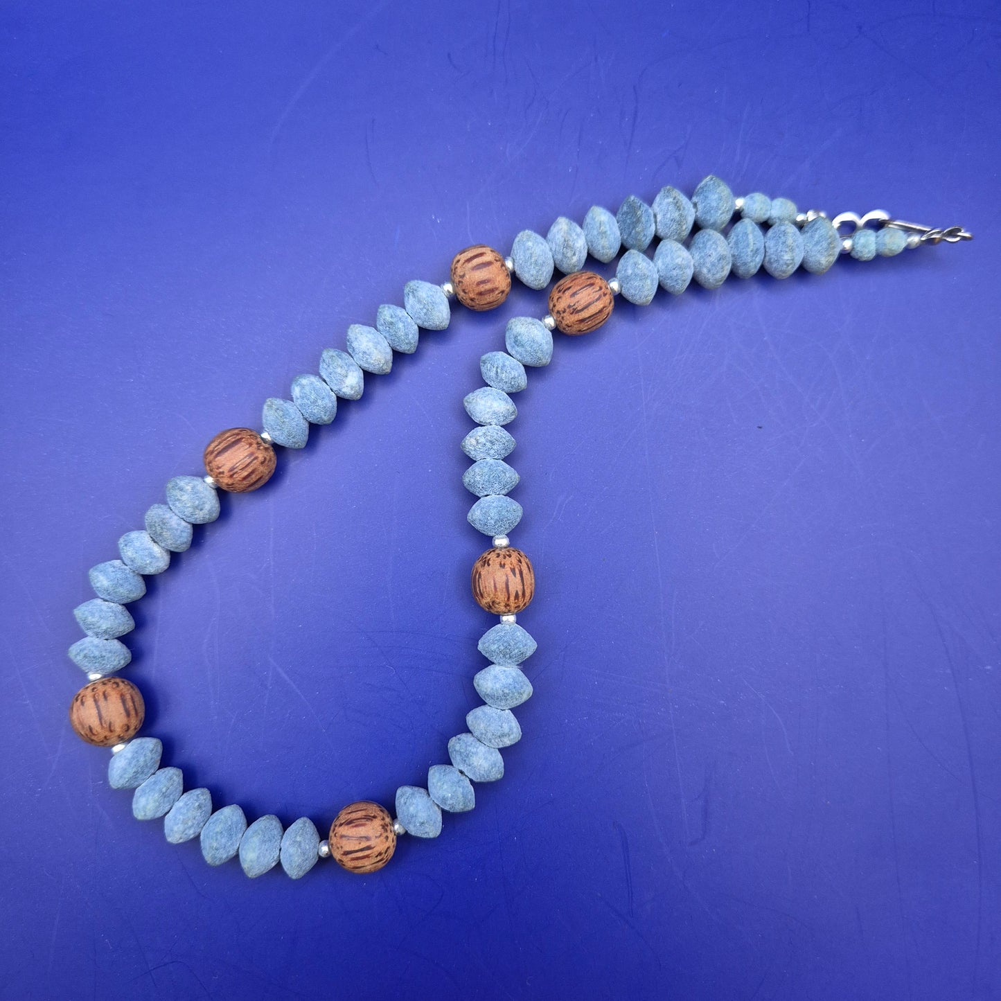 Handgefertigte Kette aus blauen Holzperlen und Kokosnuss-Elementen