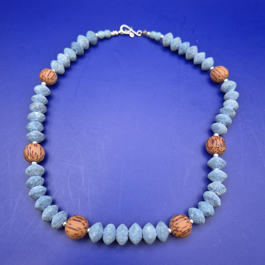 Handgefertigte Kette aus blauen Holzperlen und Kokosnuss-Elementen