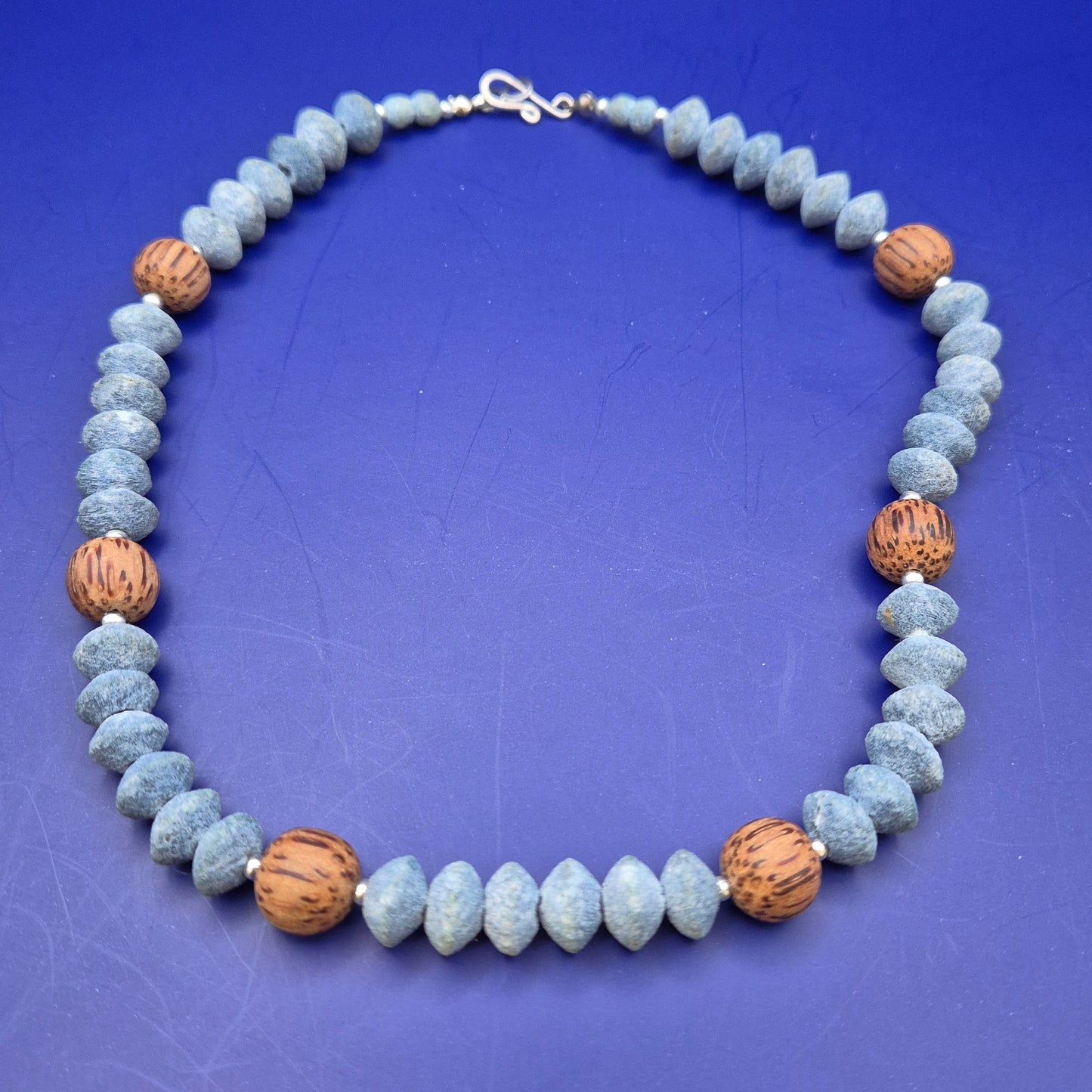 Handgefertigte Kette aus blauen Holzperlen und Kokosnuss-Elementen