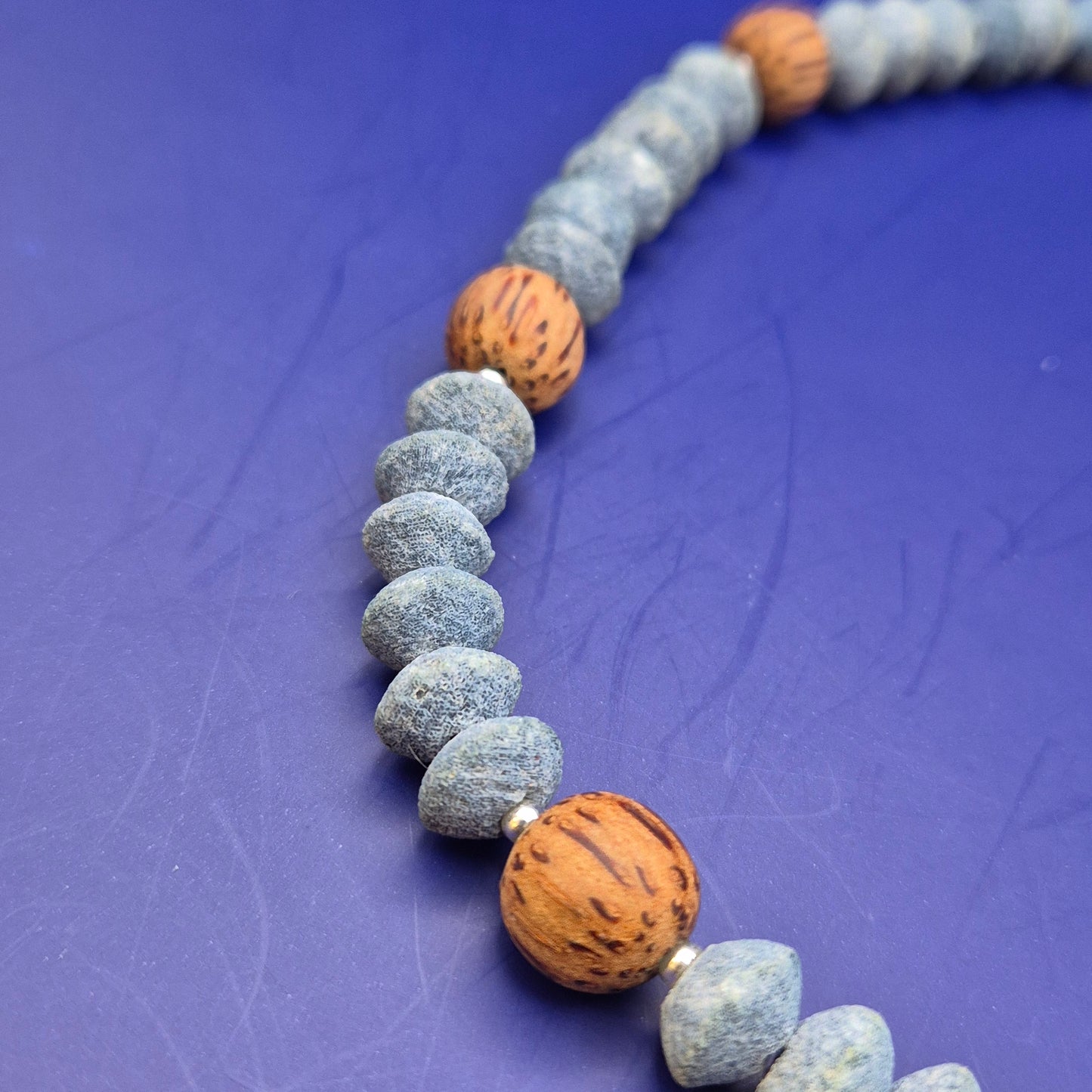 Handgefertigte Kette aus blauen Holzperlen und Kokosnuss-Elementen