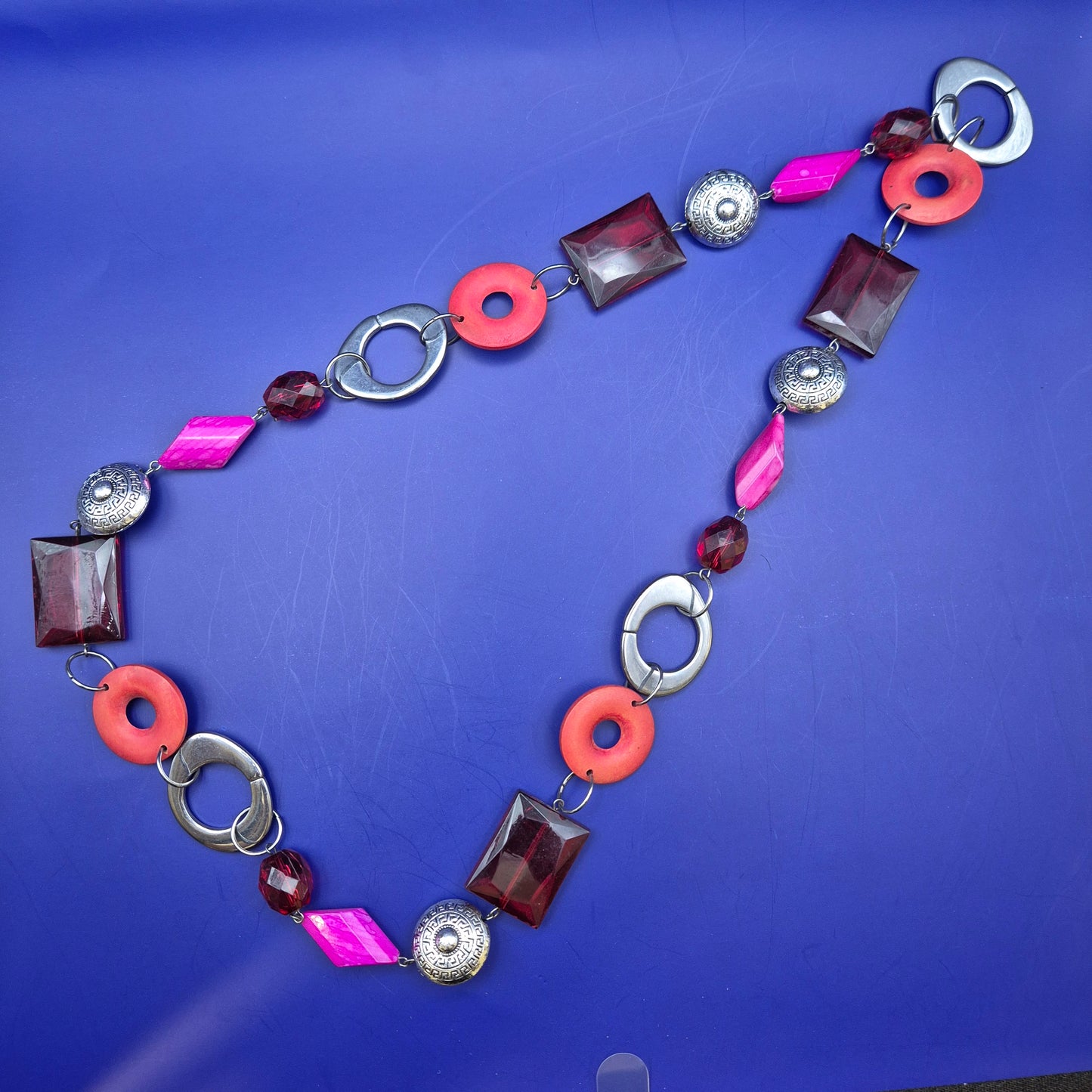 Statementkette mit geometrischen Elementen Pink Orange Braun