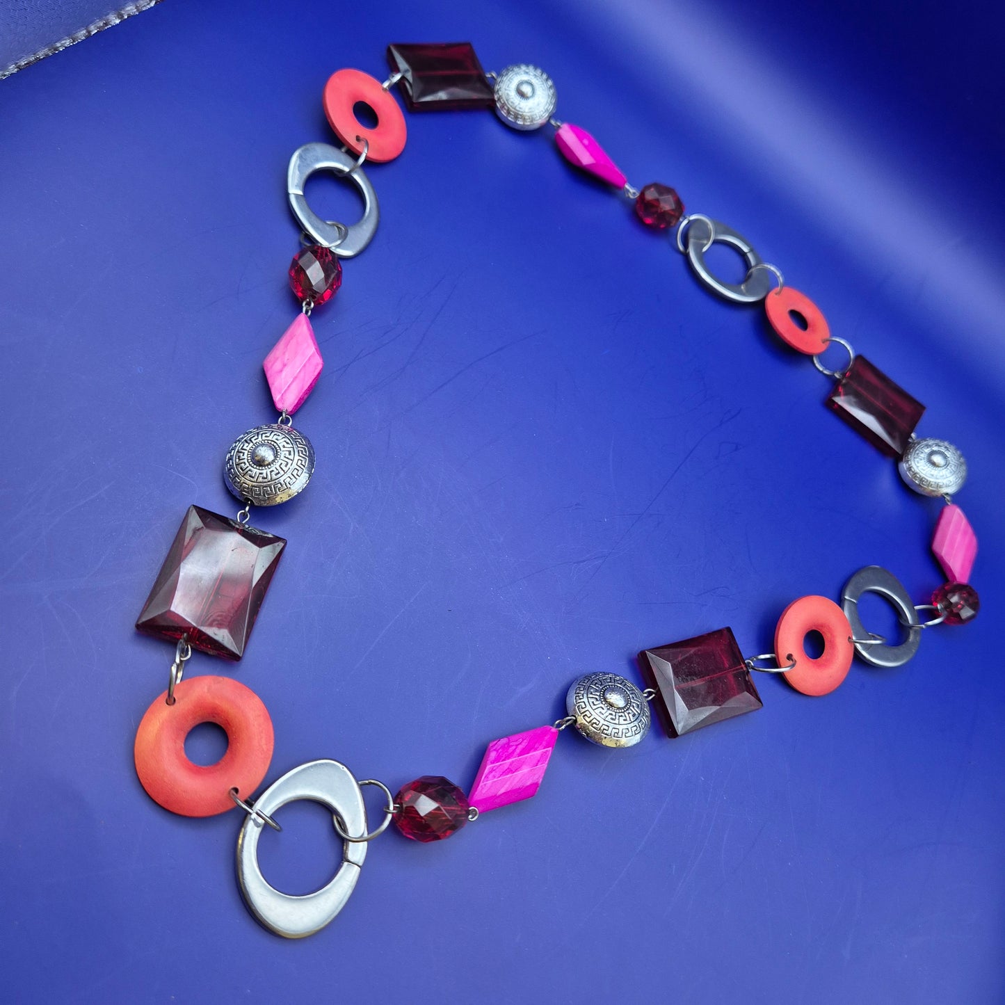 Statementkette mit geometrischen Elementen Pink Orange Braun