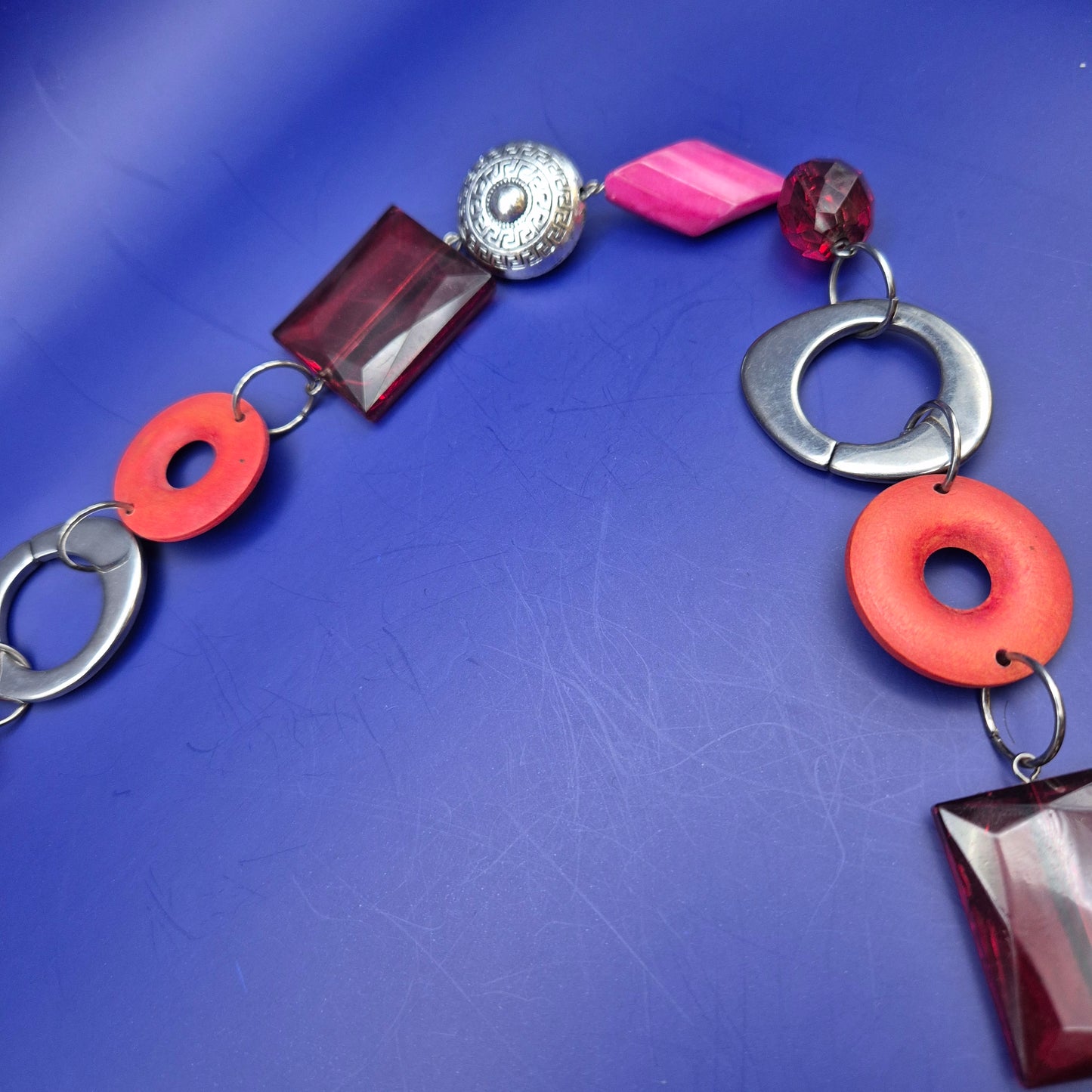 Statementkette mit geometrischen Elementen Pink Orange Braun