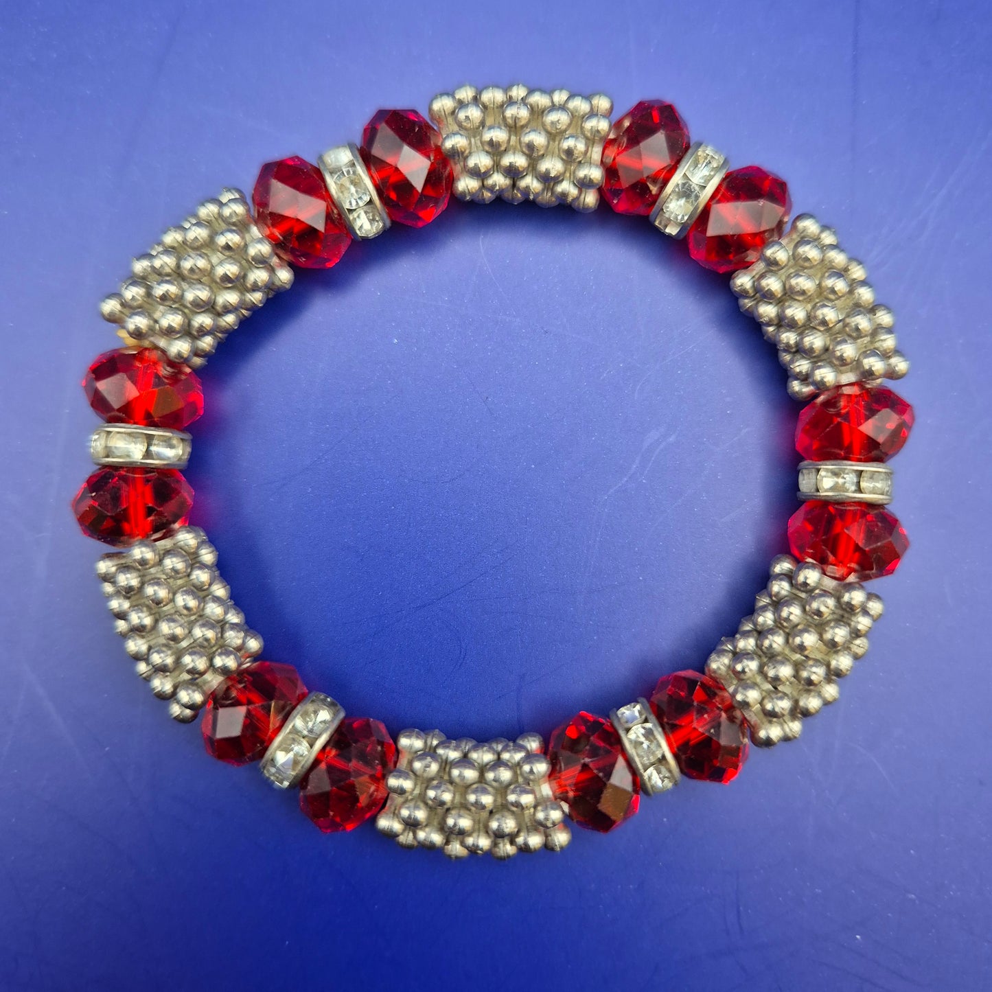 Vintage Stretch Armband mit roten Kristallperlen und Silber-Elementen