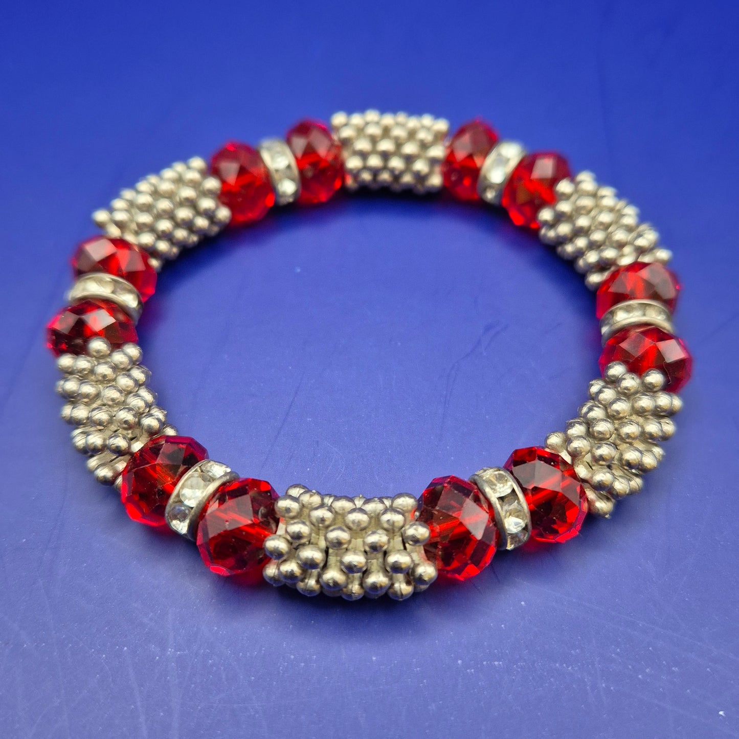 Vintage Stretch Armband mit roten Kristallperlen und Silber-Elementen