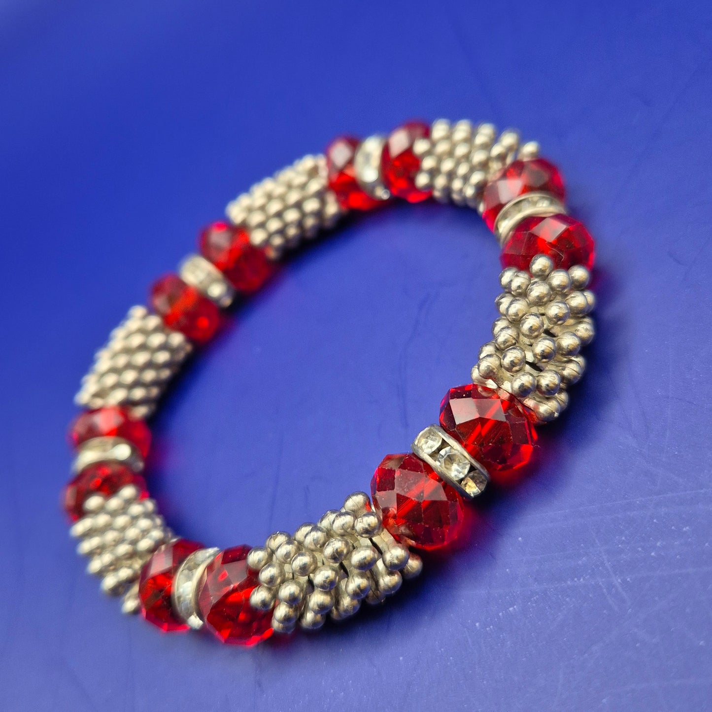 Vintage Stretch Armband mit roten Kristallperlen und Silber-Elementen