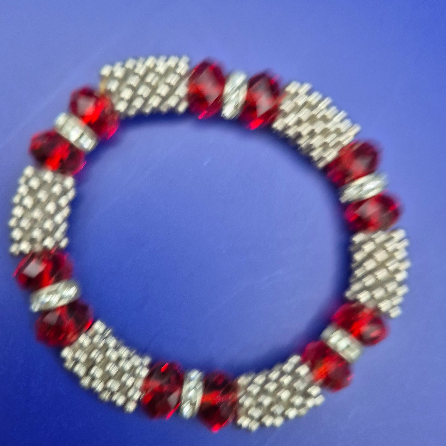 Vintage Stretch Armband mit roten Kristallperlen und Silber-Elementen