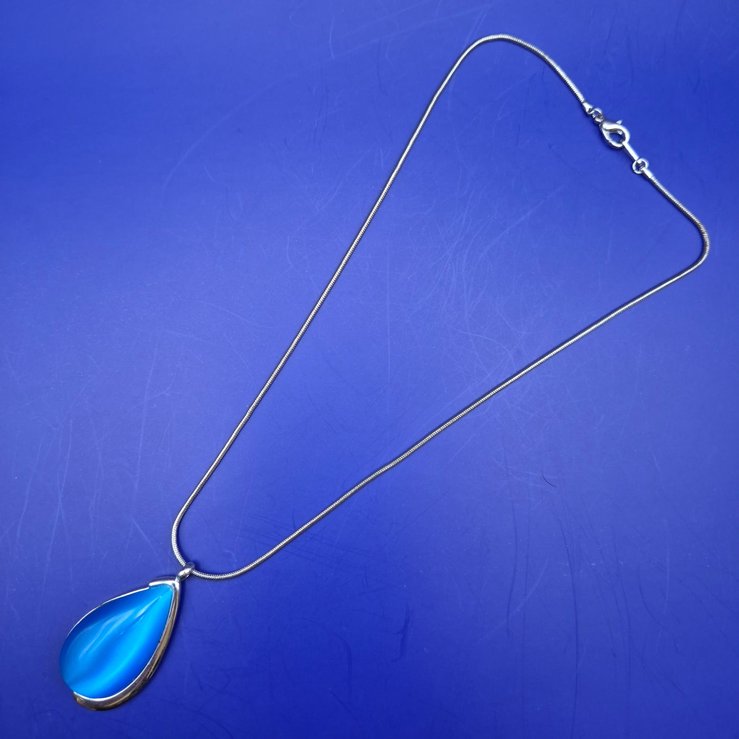 Elegante Vintage Halskette mit blauem Tropfen Anhänger