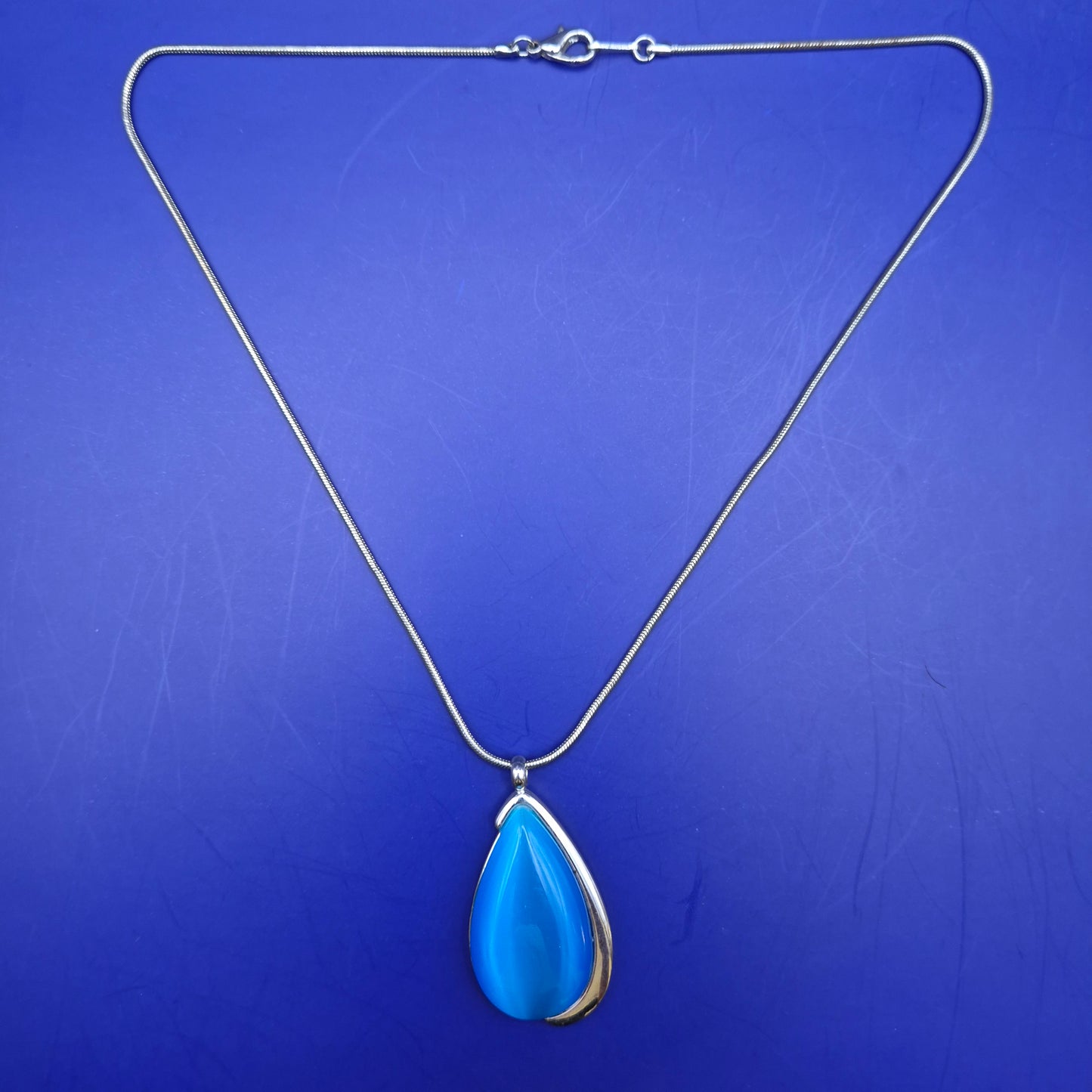 Elegante Vintage Halskette mit blauem Tropfen Anhänger