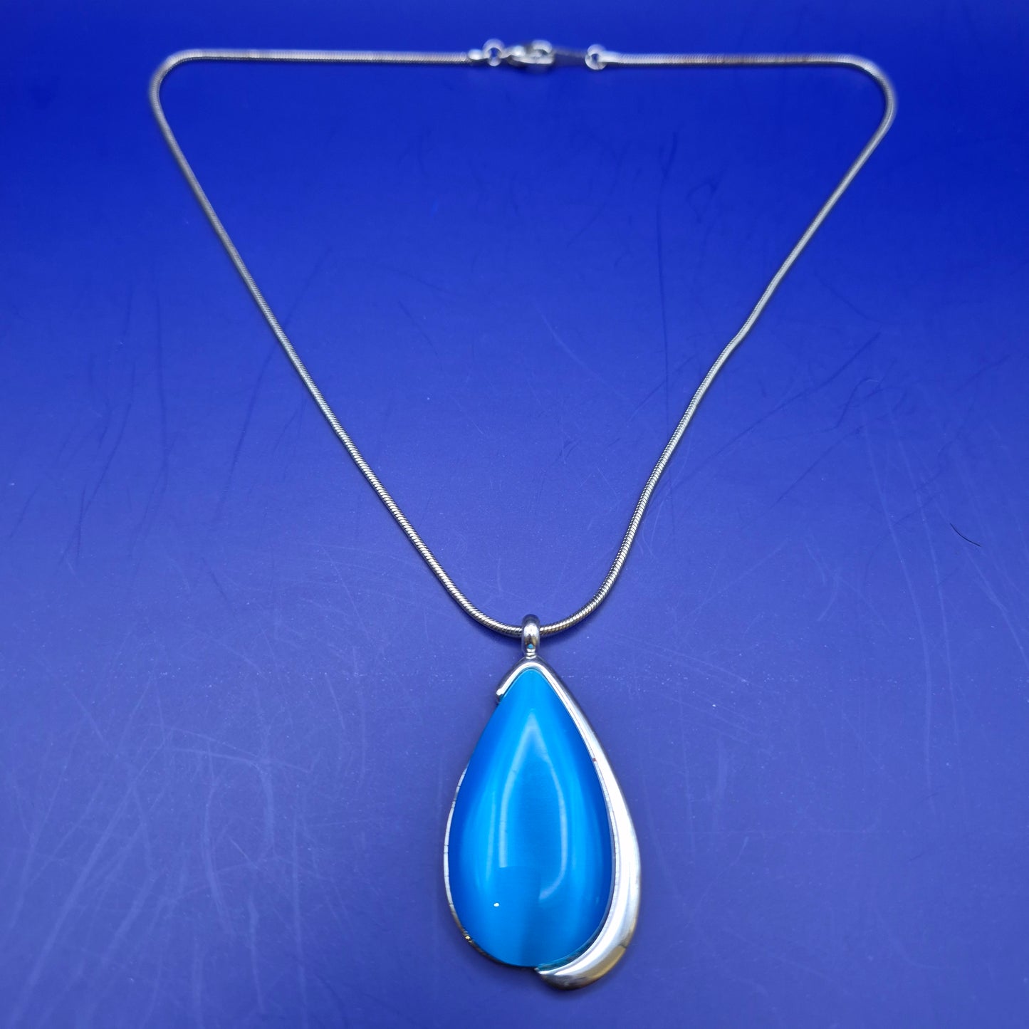 Elegante Vintage Halskette mit blauem Tropfen Anhänger