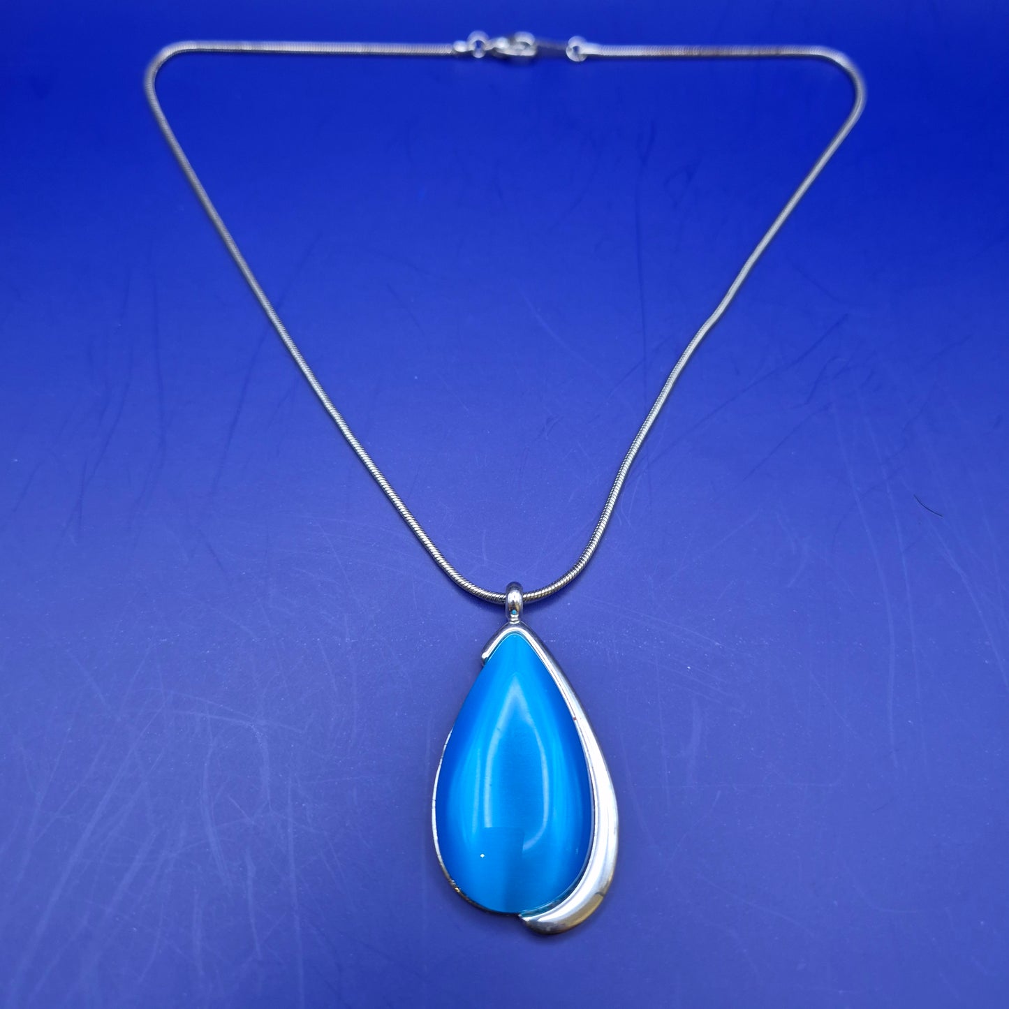 Elegante Vintage Halskette mit blauem Tropfen Anhänger