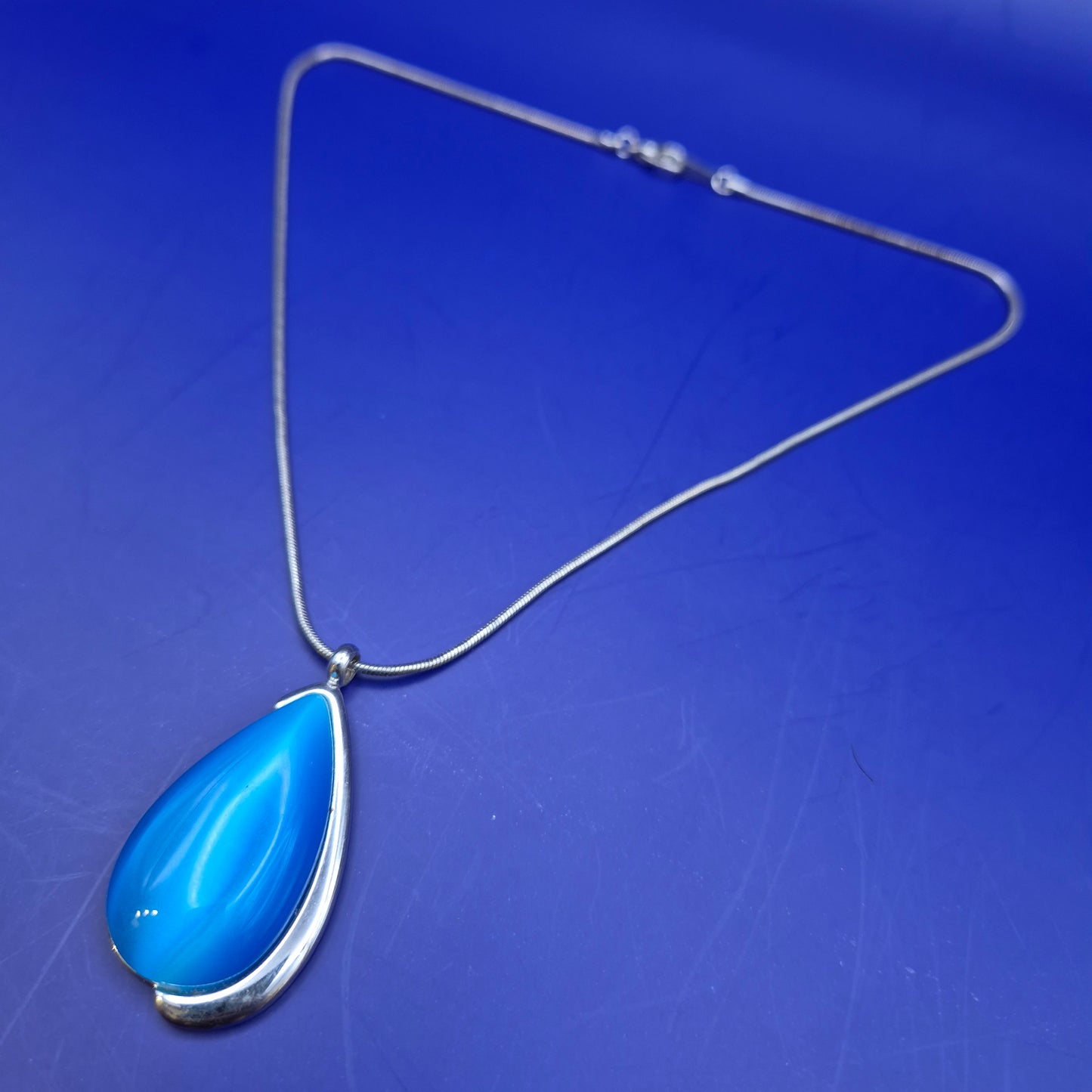 Elegante Vintage Halskette mit blauem Tropfen Anhänger