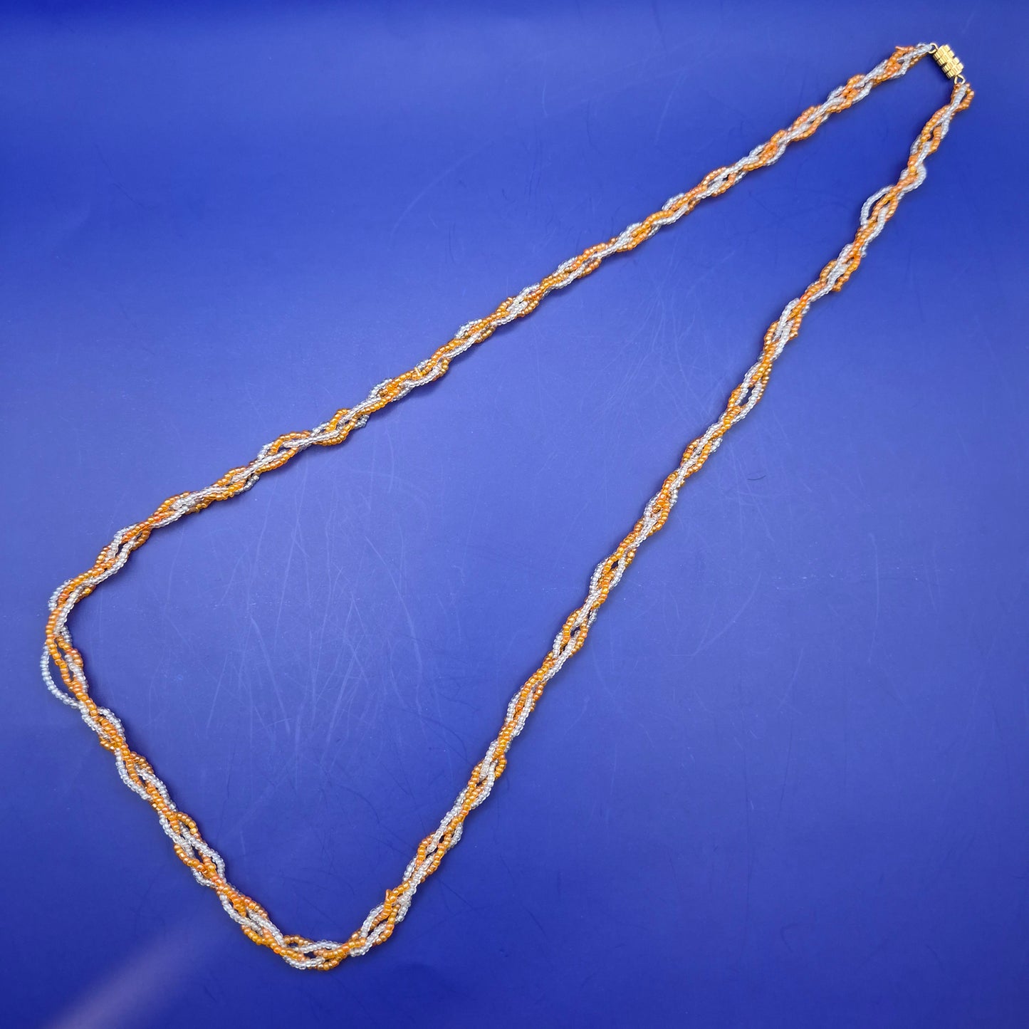 Elegante Vintage Kette gedrehtes Perlen Design Orange Weiß