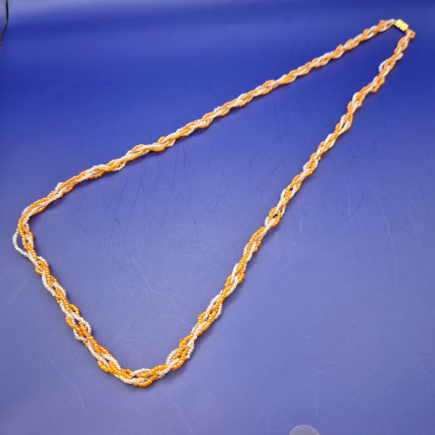 Elegante Vintage Kette gedrehtes Perlen Design Orange Weiß