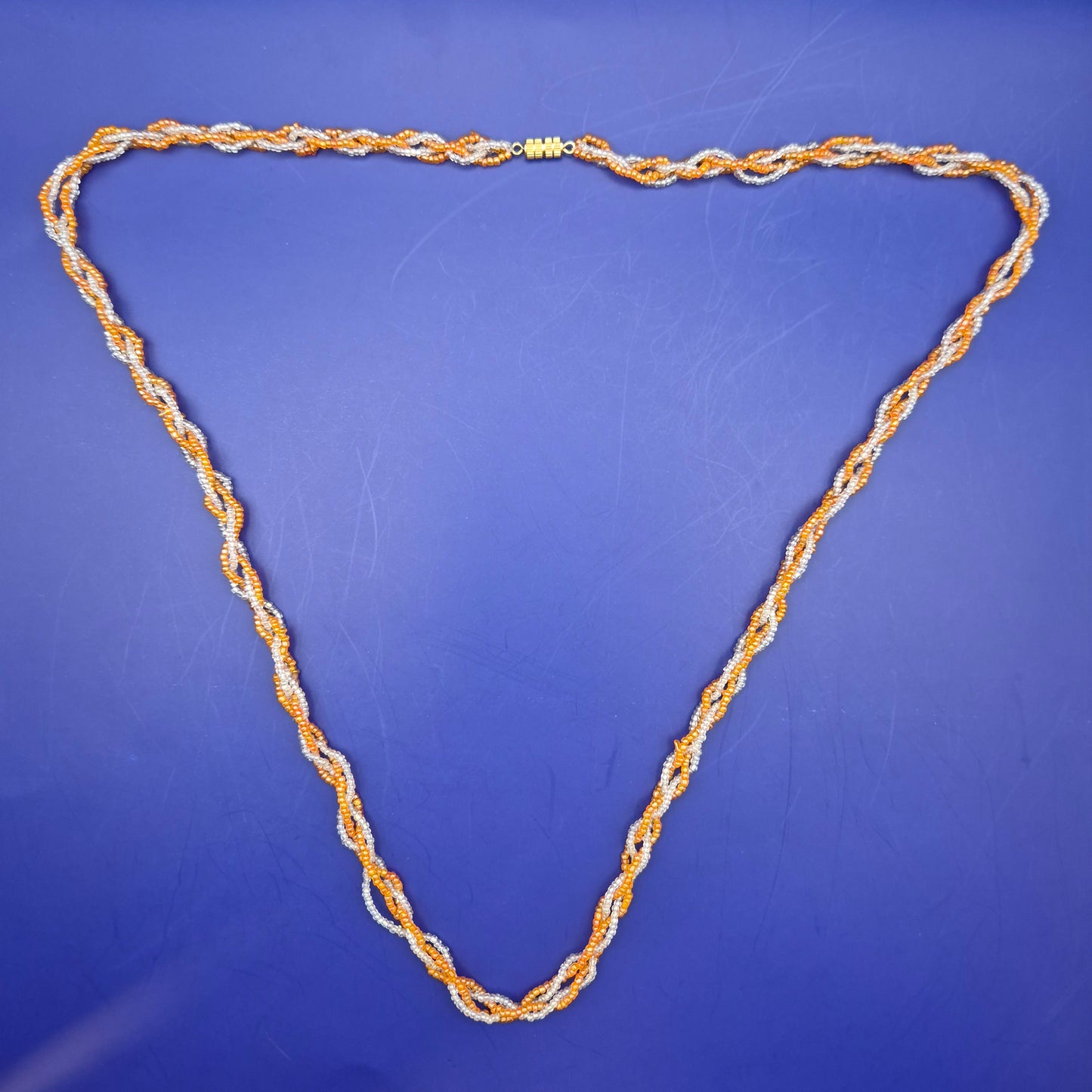 Elegante Vintage Kette gedrehtes Perlen Design Orange Weiß